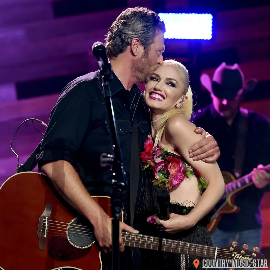 Blake Shelton says he doesn't have to honor his wife, Gwen Stefani, on